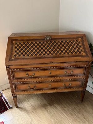 un bureau en bois avec un plateau à carreaux et des tiroirs