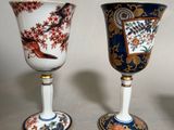 trois verres à vin posés l'un à côté de l'autre sur une table