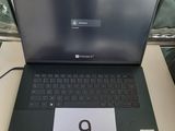 un ordinateur portable ouvert posé sur une table sur laquelle figure le chiffre 9