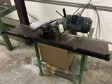 une machine posée sur une table dans une pièce