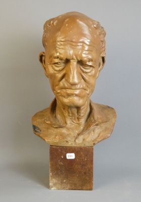 une image représentant le buste d'un homme posé sur un socle en bois