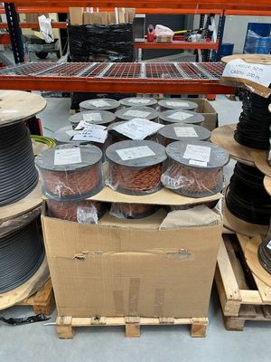 de nombreux types de fils différents sur les palettes dans l'entrepôt