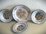 quatre assiettes et un bol posés sur une table