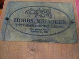 une plaque représentant un cheval, posée sur une table