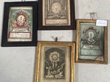 trois photos encadrées et une image représentant une horloge accrochée au mur