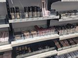 beaucoup de produits de maquillage dans les rayons du magasin