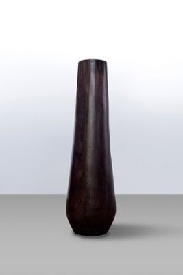 un vase posé sur une table dans une pièce