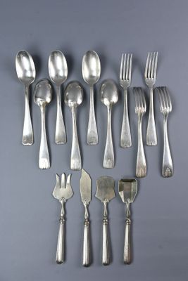 toutes ces cuillères et fourchettes qui se trouvent sur la table