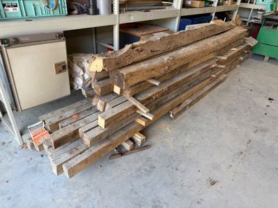 de nombreuses pièces de bois empilées les unes sur les autres