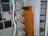 un réfrigérateur rempli de ballons