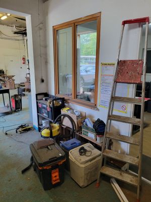 une échelle appuyée contre un mur dans un garage