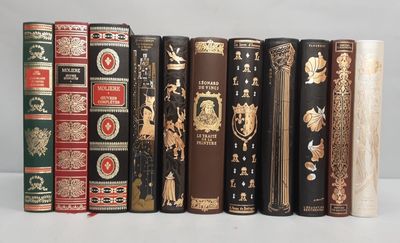 plusieurs vieux livres sont alignés sur une table