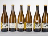 six bouteilles de vin sont alignées dans une rangée