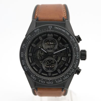 gros plan d'une montre sur une surface blanche