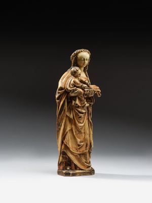 l'image d'une statue représentant une femme tenant un enfant dans ses bras