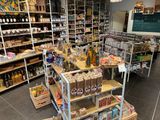 Il y a de nombreux rayons de produits alimentaires et de boissons dans ce magasin