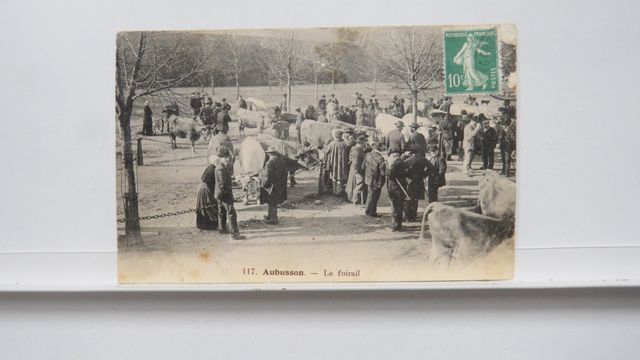 Aubusson : Le Foirail (AAA 117). Petite trace de colle ancienne +...