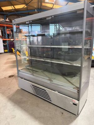 une vitrine vide dans un entrepôt rempli d'une multitude d'articles
