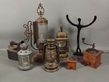de nombreux objets anciens de toutes sortes exposés sur une table