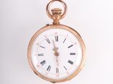 une montre de poche en or avec des chiffres romains sur le cadran