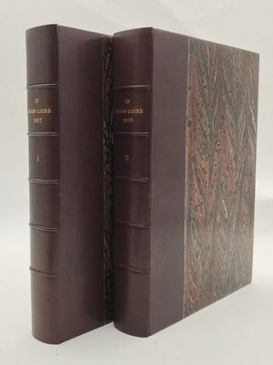 deux livres bruns posés l'un sur l'autre sur une surface blanche