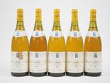 six bouteilles de vin alignées sur une surface blanche