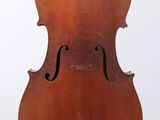 un vieux violoncelle posé sur un pupitre, sur fond blanc