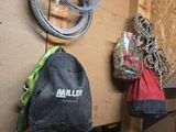 un mur sur lequel sont accrochés tout un tas d'objets divers