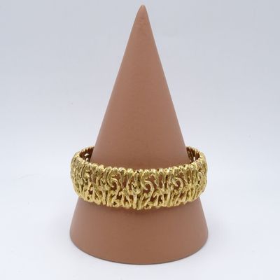 un gros plan d'une bague en or posée sur un cône