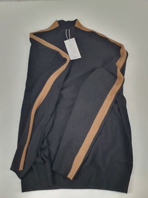 une image représentant une veste noire ornée d'une rayure beige