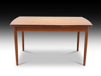 une table en bois surmontée d'un tiroir