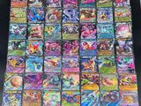 une grande collection de cartes Pokémon posée sur une table