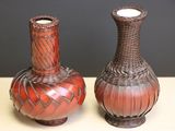 deux vases posés sur une table