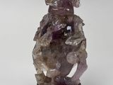 une photo d'une très jolie statue en cristal violet
