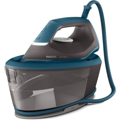 un gros plan d'un fer à repasser à vapeur bleu et gris sur fond blanc