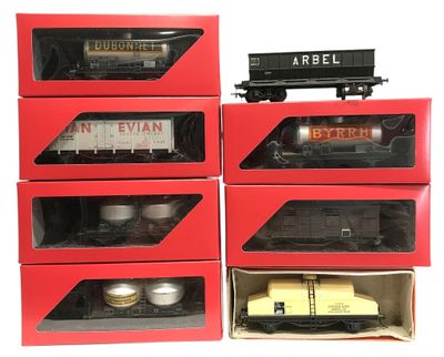 Plusieurs boîtes de petits trains sont empilées les unes sur les autres