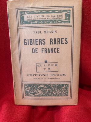 un gros plan d'un livre posé sur un tissu rouge