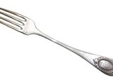 fourchette plaquée argent avec une cuillère et un repose-cuillère sur fond blanc