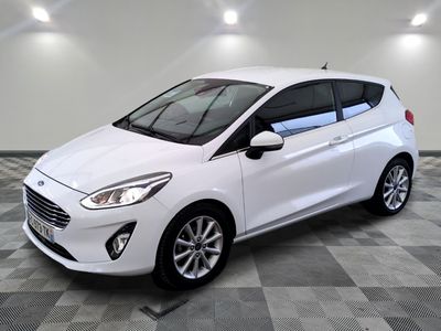 la ford fiesta blanche est garée dans une pièce au sol à carreaux