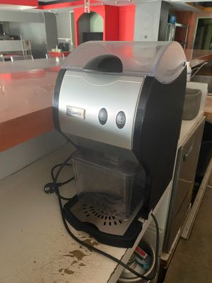 une cafetière posée sur le comptoir d'une cuisine
