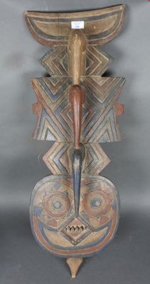 une image représentant une sculpture en bois sur laquelle un oiseau est perché sur la tête
