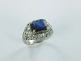 Gros plan sur une bague ornée d'une pierre bleue