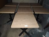 trois tables placées au milieu d'une pièce