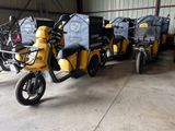 de nombreuses motos alignées en rang