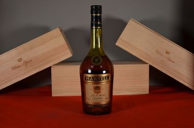 une bouteille de whisky posée sur une table à côté d'une caisse en bois