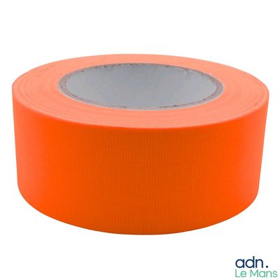 un gros plan d'un rouleau de ruban adhésif orange sur fond blanc
