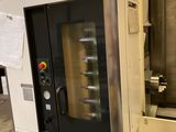 une machine qui se trouve à l'intérieur d'un bâtiment