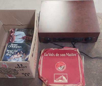 une boîte de DVD et une boîte de CD posées par terre