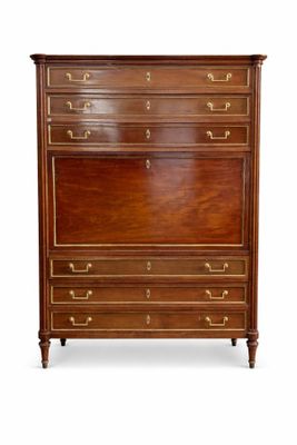 une commode en bois à quatre tiroirs avec des poignées en laiton