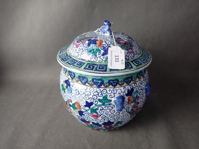 un vase bleu et blanc sur lequel est accrochée une étiquette